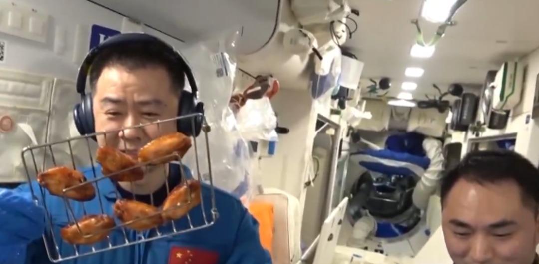 Uzay istasyonunda bir ilk! Çinli taykonotlar uzayda ızgara et ve tavuk pişirdi 2