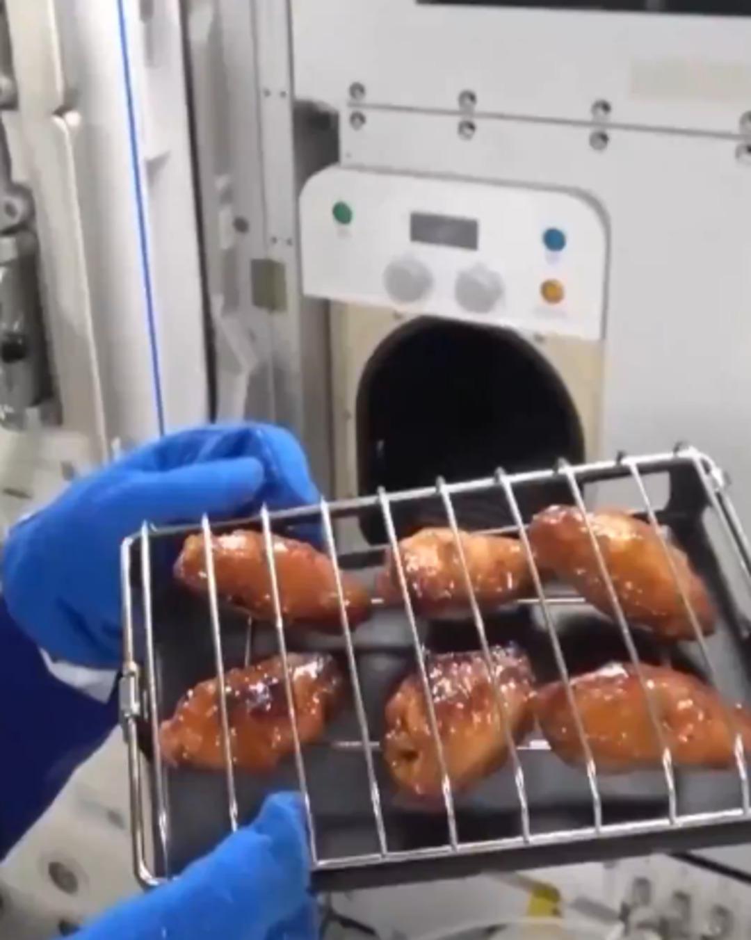 Uzay istasyonunda bir ilk! Çinli taykonotlar uzayda ızgara et ve tavuk pişirdi 1