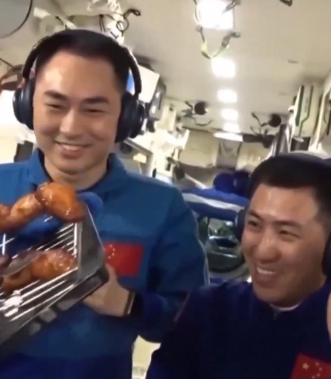 Uzay istasyonunda bir ilk! Çinli taykonotlar uzayda ızgara et ve tavuk pişirdi 3