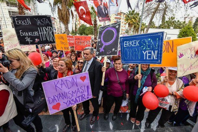 Antalya’da kadına yönelik şiddete mor iğne