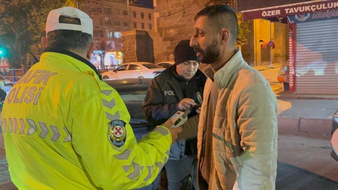 Hem alkollü hem ehliyetsiz: Kimlik isteyen polise sosyal medyasını açtı! 1