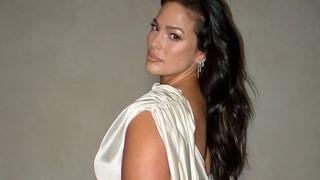 Ashley Graham kıyafetin üstünü indirdi! Sütyen yerine göğüslerini bantladı