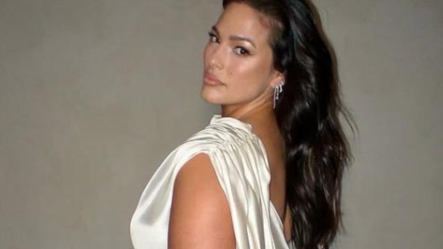 Ashley Graham kıyafetin üstünü indirdi! Sütyen yerine göğüslerini bantladı
