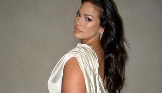 Kıyafetin üstünü indirdi! Sütyen yerine göğüslerini bantladı