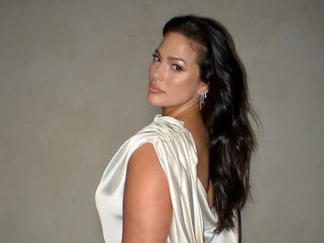 Büyük beden model çekinmedi; kıyafetinin üstünü indirdi! 