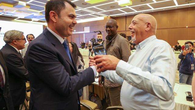 Dünyanın dört bir yanından gazeteciler deprem bölgesini ziyaret etti! Bakan Kurum'la Hatay sokaklarını dolaştılar