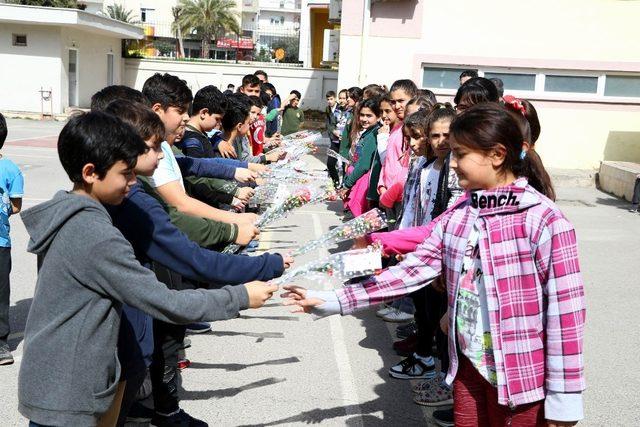 Antalya’da erkek öğrencilerden, Kadınlar Günü kutlaması