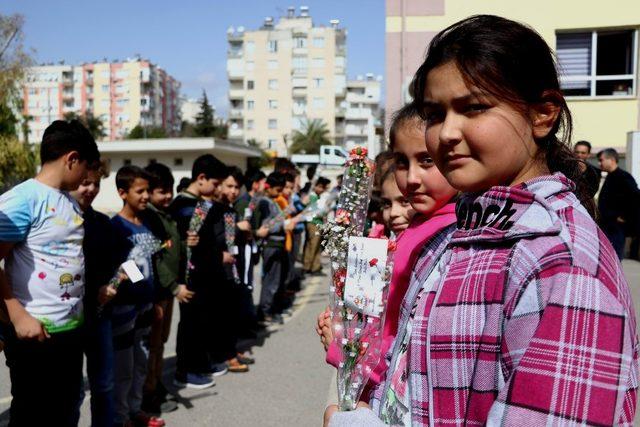 Antalya’da erkek öğrencilerden, Kadınlar Günü kutlaması