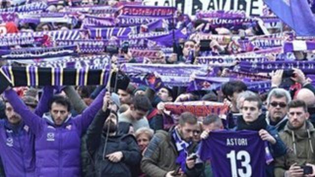 Fiorentina'nın ölen kaptanı Astori 'Tek bir kaptan var' tezahüratıyla uğurlandı