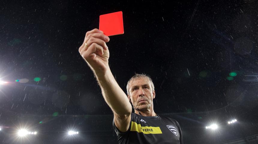 Kırmızı kart nedir, hangi durumlarda çıkar?