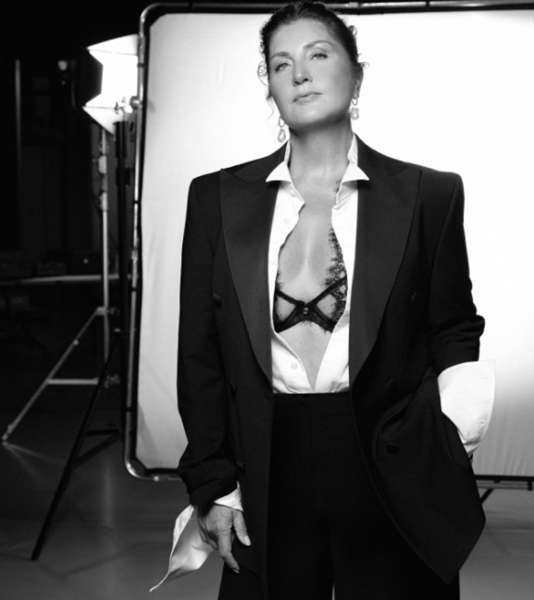 Sibel Can gömleğinin düğmelerini açıp dantelli sütyeniyle poz verdi 2