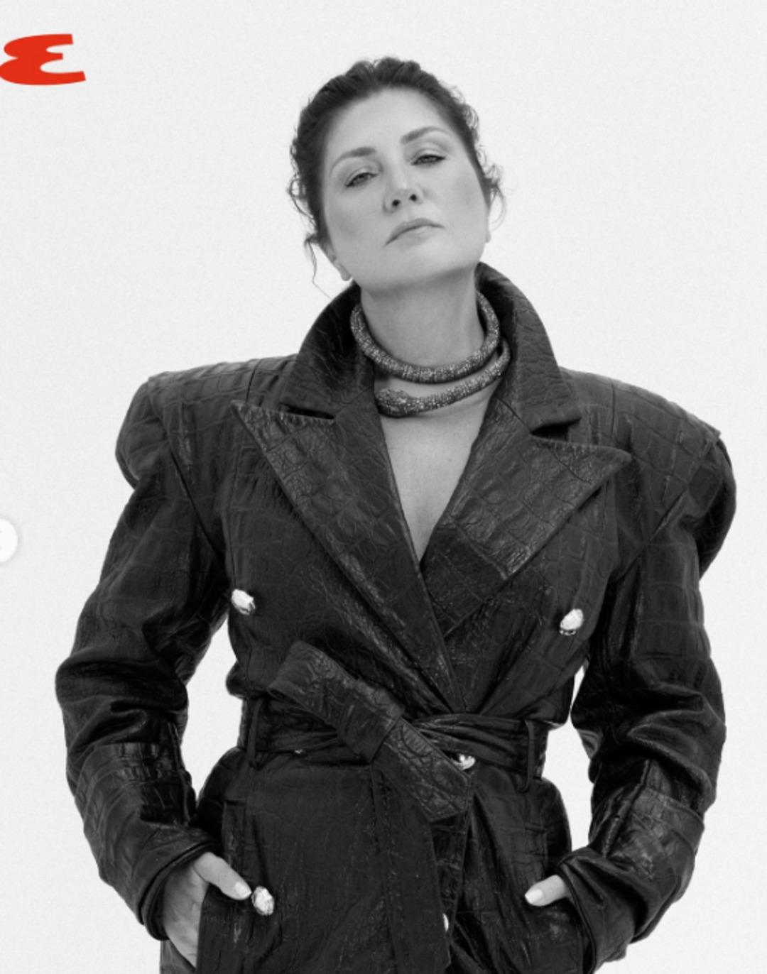 Sibel Can gömleğinin düğmelerini açıp dantelli sütyeniyle poz verdi 1