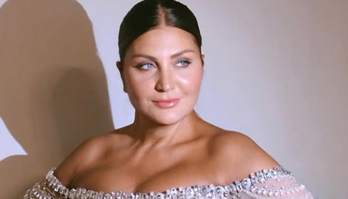 Gömleğinin düğmelerini açıp dantelli sütyeniyle poz verdi