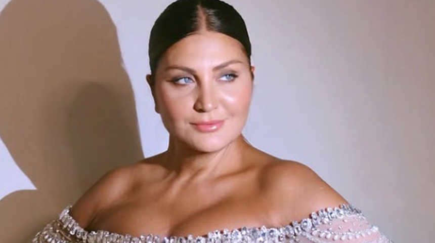 Sibel Can gömleğinin düğmelerini açıp dantelli sütyeniyle poz verdi