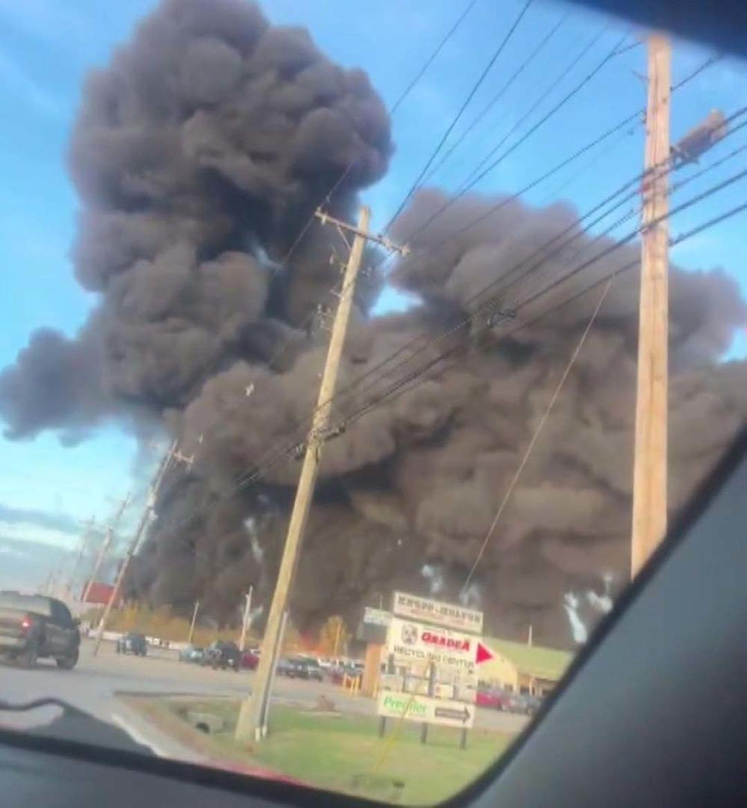 ABD de kargo uçağının düştüğü anlar gündem oldu! 7 kişinin öldüğü 11 kişinin yaralandığı kazada facia kameralara yansıdı 3
