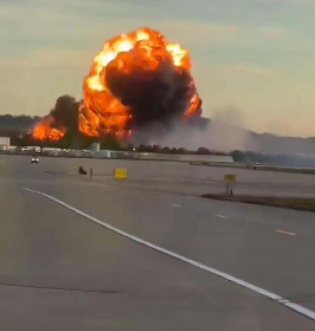 ABD de kargo uçağının düştüğü anlar gündem oldu! 7 kişinin öldüğü 11 kişinin yaralandığı kazada facia kameralara yansıdı 2