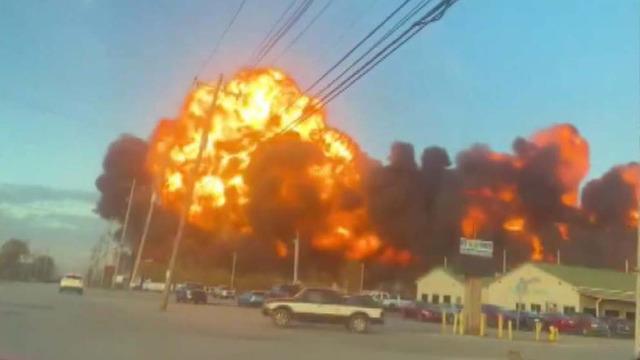 ABD'de kargo uçağının düştüğü anlar gündem oldu! 7 kişinin öldüğü 11 kişinin yaralandığı kazada facia kameralara yansıdı