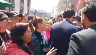 Kadın devlet başkanını herkesin için taciz etti! Beline sarılıp...