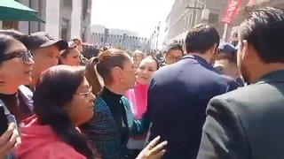 Kadın devlet başkanını herkesin için taciz etti! Beline sarılıp...