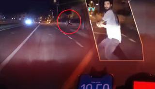 Bir anda beyzbol sopasıyla önlerine çıkıp saldırıyor