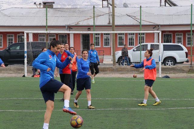 Kadın askerlerle futbolculardan renkli futbol maçı