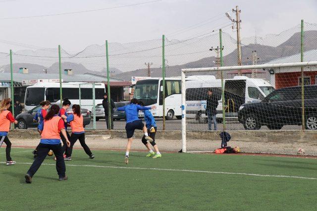 Kadın askerlerle futbolculardan renkli futbol maçı