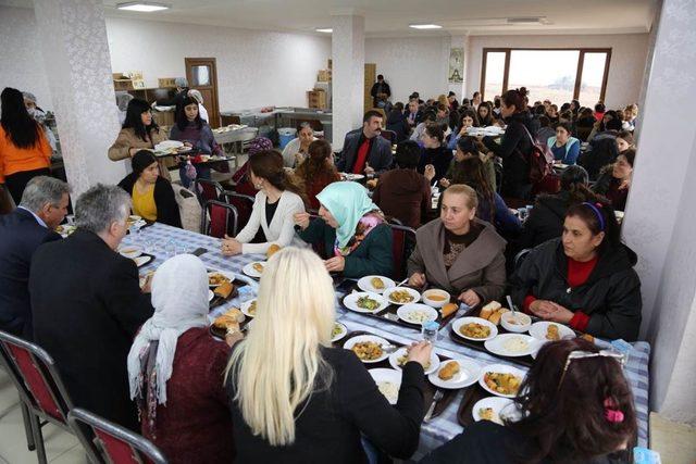 Vali Sonel, çalışan kadınlarla bir araya geldi