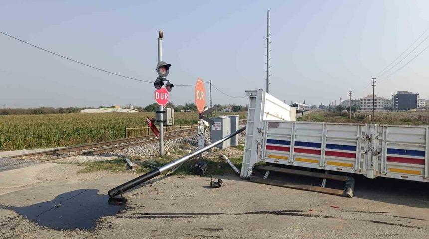 Turgutlu’da hemzemin geçitte kaza: Kamyonetin kasası koptu