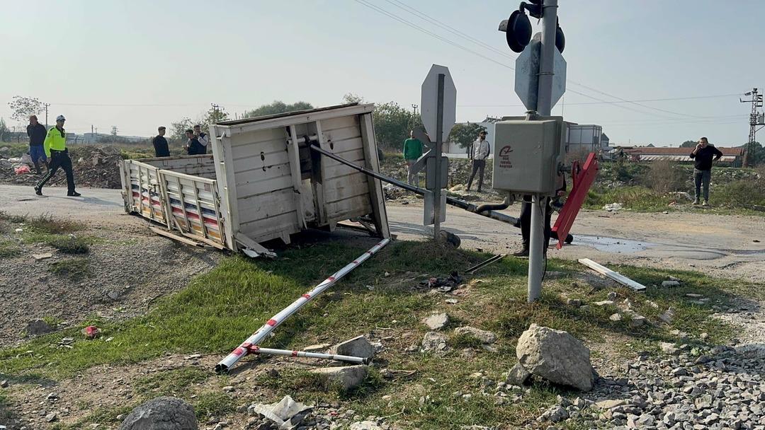Görüntüler Manisa dan: Trenin çarptığı kamyonet ikiye bölündü! 1