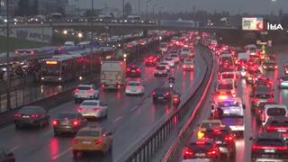 İstanbul'da yağmur trafiği durma noktasına getirdi, yoğunluk yüzde 90’a ulaştı