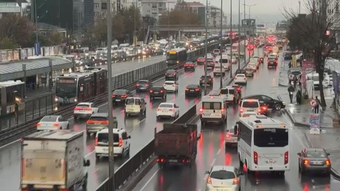 İstanbul da yağmur trafiği durma noktasına getirdi, yoğunluk yüzde 90’a ulaştı 2