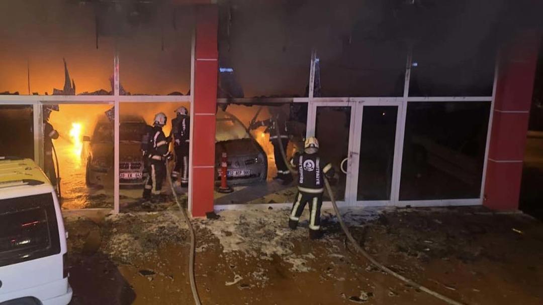 1200xauto İntikam için oto galeriyi kundakladı: 5 otomobil hasar gördü