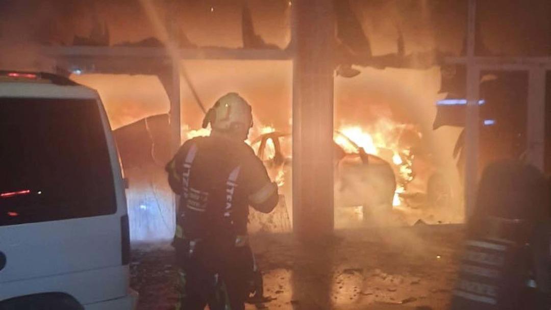 1200xauto İntikam için oto galeriyi kundakladı: 5 otomobil hasar gördü