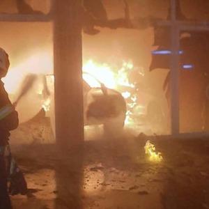 İntikam için oto galeriyi kundakladı: 5 otomobil hasar gördü