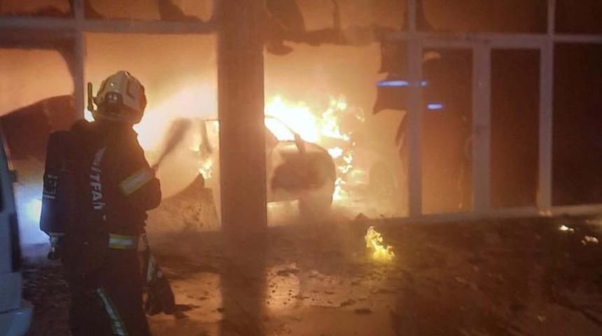 İntikam i&ccedil;in oto galeriyi kundakladı: 5 otomobil hasar g&ouml;rd&uuml;