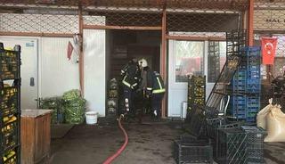 Antalya’da sebze ve meyve deposunda yangın