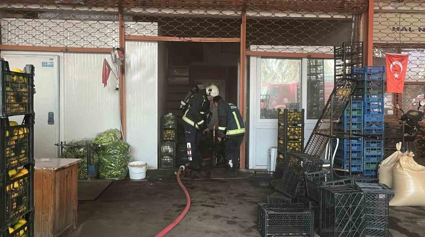 Antalya&rsquo;da sebze ve meyve deposunda yangın