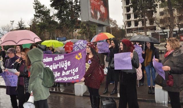 Kadınlar Günü’nde anma yürüyüşü gerçekleştirdi