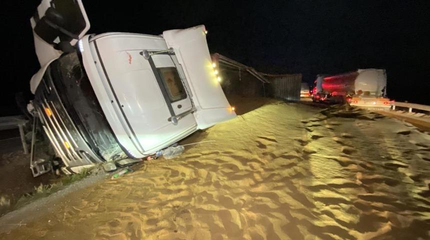 Tır devrildi, sa&ccedil;ılan hayvan yemi yolu kapattı