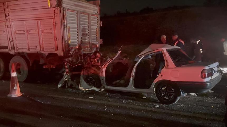 Gaziantep'te otomobil kamyona arkadan &ccedil;arptı: 3 kişi hayatını kaybetti