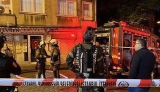 Fatih’te 3 katlı binanın çatısında korkutan yangın