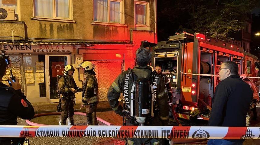 Fatih&rsquo;te 3 katlı binanın &ccedil;atısında korkutan yangın