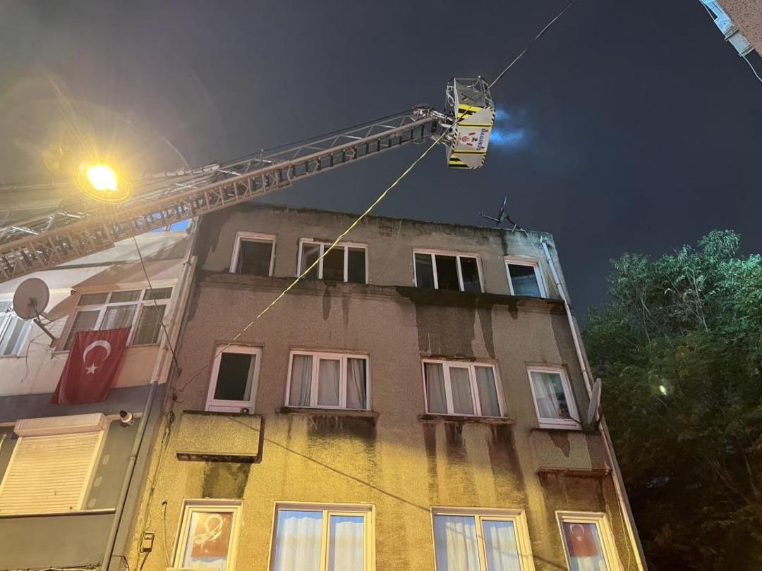 Fatih’te 3 katlı binanın çatısında korkutan yangın 1