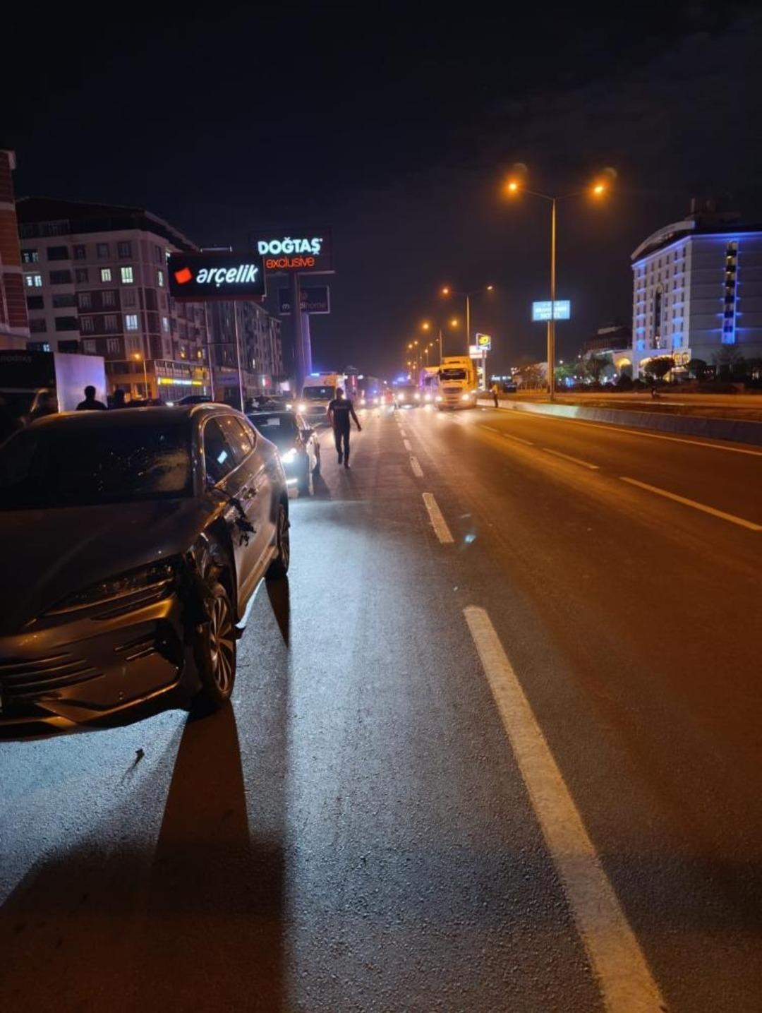 Yolun karşısına ge&ccedil;meye &ccedil;alışan 2 kadına otomobil &ccedil;arptı: 1 &ouml;l&uuml;, 1 ağır yaralı 1