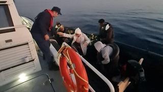 Kuşadası açıklarında 14 düzensiz göçmen yakalandı