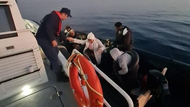 Kuşadası açıklarında 14 düzensiz göçmen yakalandı