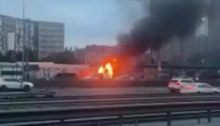 Cevizlibağ'da iş makinesi alev alev yandı! Trafik kilitlendi