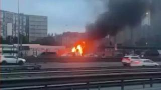 Cevizlibağ’da iş makinesi alev alev yandı! Trafik kilitlendi