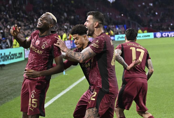 Galatasaray forması ile Ajax'a karşı hat-trick yapmıştı! Spor yazarları Osimhen'i yere göğe sığdıramadı... Öyle bir benzetme yaptılar ki  G1