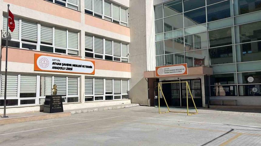 U&ccedil;urumun kenarındaki okulda eğitim yeniden başladı